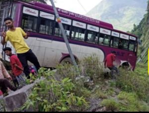 ब्रेक लगने की वजह से हवा में लटकी बस। जिस वजह से सवार सभी सवारियां सुरक्षित उतर गई। 