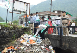 स्वच्छता अभियान के शुभारंभ पर उपायुक्त डी.सी.राणा सफाई अभियान को अंजाम देते हुए। फोटो चंबा की आवाज