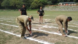 वनरक्षकों की भर्ती प्रक्रिया की तैयारियों को अंजाम देने में जुटे कर्मचारी।