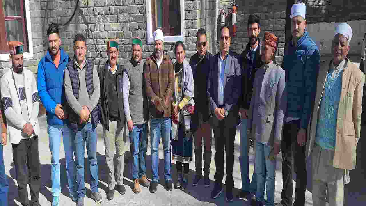 Bharmour-Pangi big news अमित भरमौरी पांगी दौरे में कांग्रेस में मतभेद पर बात करते हुए