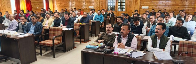 Chamba जिला में Disha Meeting 2025 में विभिन्न विभागों के अधिकारी भाग लेते हुए
