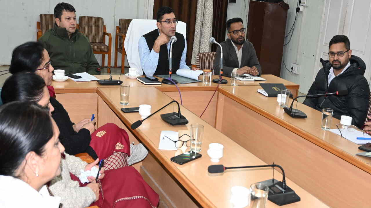 Chamba Swachhta Updates: उपायुक्त चंबा मुकेश रेपसवाल नगर परिषद चंबा की बैठक में शहर की सफाई और विकास योजनाओं की समीक्षा करते हुए