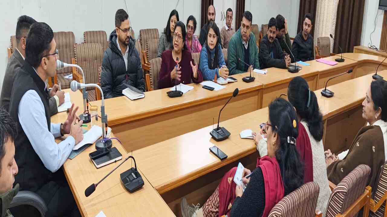 Chamba Swachhta Updates: उपायुक्त चंबा मुकेश रेपसवाल नगर परिषद चंबा की बैठक में शहर की सफाई और विकास योजनाओं की समीक्षा करते हुए