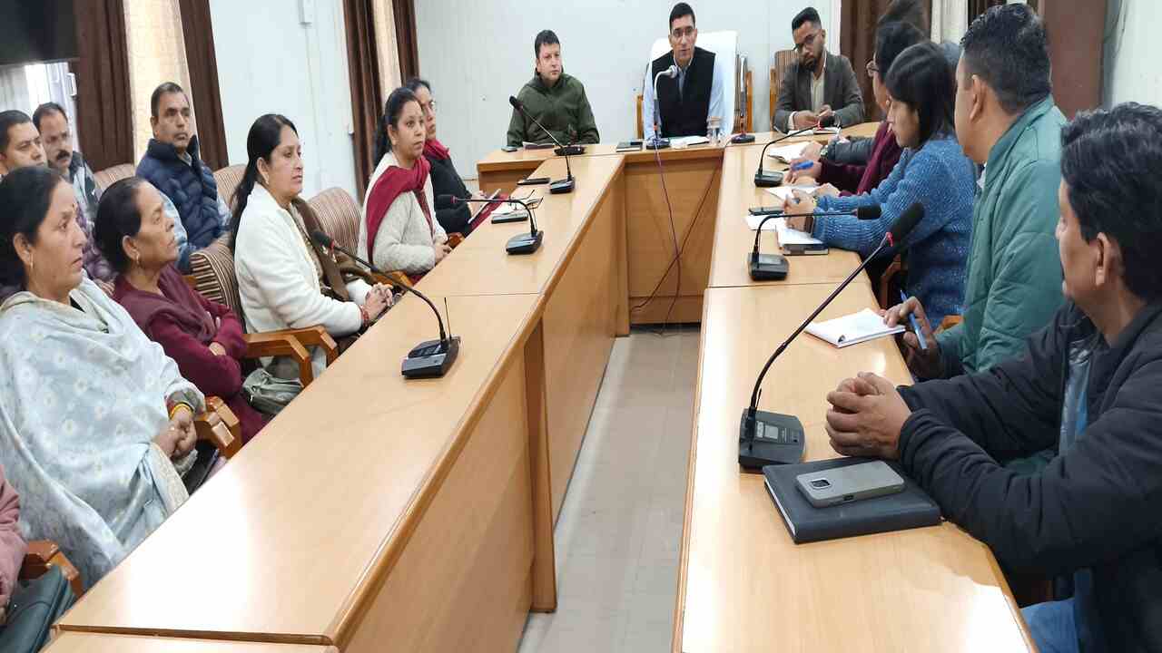 Chamba Swachhta Updates: उपायुक्त चंबा मुकेश रेपसवाल नगर परिषद चंबा की बैठक में शहर की सफाई और विकास योजनाओं की समीक्षा करते हुए